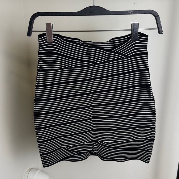 BCBGMaxAzria Y2K Black and White Bodycon Fitted Mini Skirt Size Small - Picture 1 of 5